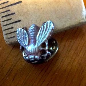 Vtg copper detailed Bumble Bee pin/tie tac.  1/2”.